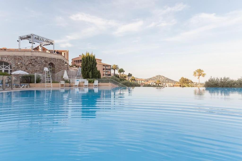 Village Cap Esterel, Piscine, Plage Saint-Raphaël Exterior foto