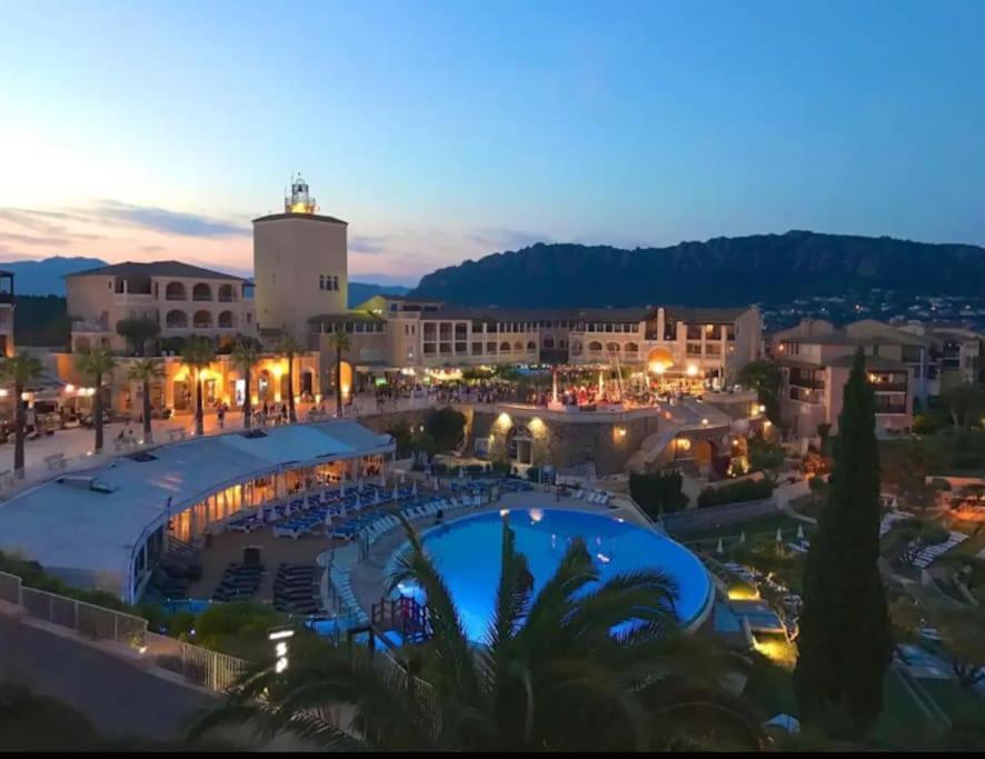 Village Cap Esterel, Piscine, Plage Saint-Raphaël Exterior foto